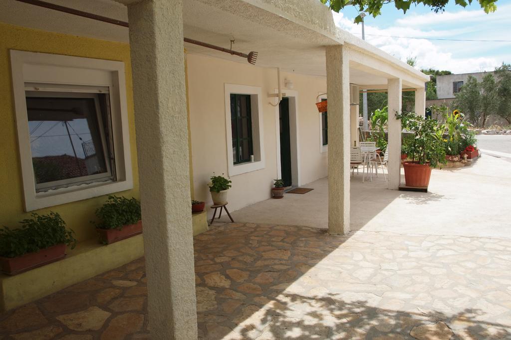 Apartments Viktorija Starigrad Paklenica Buitenkant foto